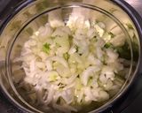 Une image de l'étape 2 de Salade de céleri jaune, reine des glaces,tomates et crevettes roses (sauce tapenade).