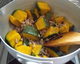 A picture of step 3 of Stir Fried and Simmered Ground Meat and Kabocha Squash.