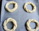 A picture of step 13 of Simit: Turkish Bread Rings Coated with Sesame Seeds.