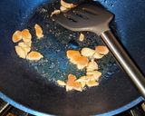Foto langkah ke 5 dari resep Chicken-Sausage Egg Drop Soup.