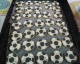 Foto del paso 4 de la receta: Pelotitas de futbol en galletitas pintadas