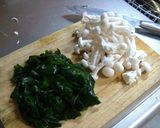 A picture of step 1 of Stir-Fried Seaweed and Mushrooms.