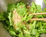 A picture of step 4 of Raw Chrysanthemum Greens with Mustard Daikon Radish Natto.