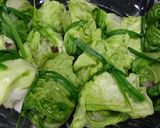 Hình bước làm 2 của món Canh cải dún cuộn thịt