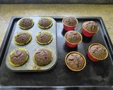 Фото кроку 4 до 🧁 Шоколадні капкейки з шоколадним кремом і малиновим джемом.