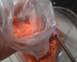 Foto langkah ke 4 dari resep Kue Semprit Susu Pink (takaran sendok).