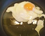 Foto del paso 2 de la receta Huevos fritos con frankfurt y sofrito de tomate