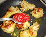 Foto del paso 3 de la receta: Muslo de pollo al ajillo con pasas y pasta de tomate