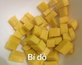 Hình bước làm 1 của món Cháo hạt kê bí đỏ với thịt gà