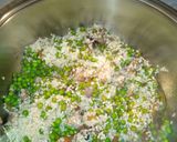 Foto del passaggio 2 della ricetta Risotto light con funghi porcini punte di asparagi e piselli