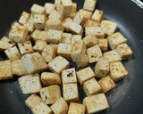 Foto del paso 2 de la receta: Ensalada vertical con tofu, alfalfa, salsa de soja y sésamo 🥗