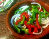 Foto del paso 1 de la receta Huevos al plato con verduras y queso