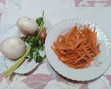 Foto del passaggio 1 della ricetta Minestra di Riso e Funghi con Scarti di Verdure