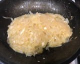 Foto del paso 3 de la receta: Sopa de cocido y timbal de filete de cerdo con cebolla caramelizada y pimientos asados