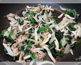 A picture of step 3 of Tuna and Shimeji Mushroom Cream Pasta.