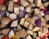 Foto del paso 1 de la receta: Ensalada tibia de papines, berenjenas, morrón y cebollas