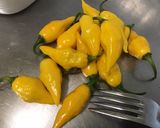 Une image de l'étape 1 de Piments jaunes au vinaigre, ail, pickles, olives et citron.