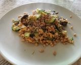 Foto del passaggio 3 della ricetta Farro con funghi, zucchine e salmone