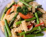 Hình bước làm 3 của món 🌱 Nui Xoắn Xào Măng Tây Cà Chua Chay (Vegan)