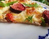Pas rețetă Pizza cu smochine, brânză de capră, mozzarella și rucola!😋 2 fotografie