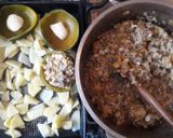 Foto del paso 3 de la receta: Zapallitos rellenos al horno en colchón de papas