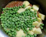 A picture of step 4 of Aloo matar gravy with Hari pyaz ki bhujiya.