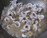 Foto langkah ke 2 dari resep Bubur Cumi Cumi 🐙.