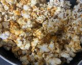 Foto langkah ke 4 dari resep Salted Caramel Popcorn.