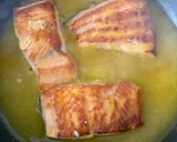 Foto del paso 8 de la receta: Salmón a la naranja 🍊 con patatas fritas en airfryer y espárragos a la plancha