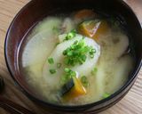 A picture of step 6 of Miso Soup with Mochi Dumplings.