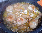 Foto del paso 3 de la receta: Pollo al brandy con champiñones y piñones