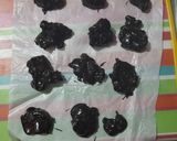A picture of step 4 of Praline Cashew Chocolate Cluster.