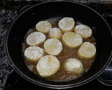 Foto del paso 4 de la receta: Filetes de merluza, patatas y guisantes en salsa verde