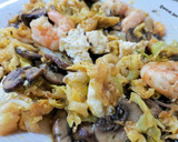 Foto del paso 9 de la receta: Salteado de repollo, champiñón y langostinos al ajillo con huevo