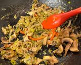 Foto del paso 3 de la receta: Cuscús con puerro, pimentón y champiñones
