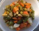 Une image de l'étape 2 de Salade façon nid au riz petits légumes carottes violettes et mozzarella.