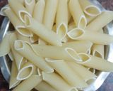 A picture of step 1 of White sauce Pasta.