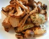 A picture of step 4 of Potato and Shimeji Mushroom Sauté with Mayonnaise.