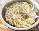 Foto del paso 2 de la receta: Repollo con huevo y queso como acompañamiento