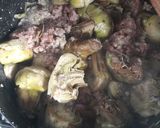 Foto del passaggio 3 della ricetta Carciofi al sugo con salsiccia