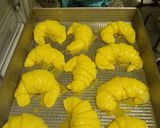 Foto del paso 5 de la receta: Medialunas de manteca🤤🥐