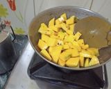 कद्दू की खट्टी मीठी सब्जी(Kaddu ki khatti meethi sabzi recipe Hindi) रेसिपी चरण 3 फोटो
