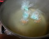Foto del paso 8 de la receta: Huevos escalfados sobre una base de patatas, cebolla y tomate