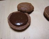 A picture of step 7 of Autumn-Coloured Macarons Chestnut & Chocolate.