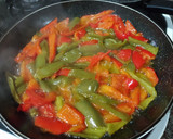 Foto del paso 5 de la receta: Pimiento verde italiano con pimiento rojo huevos fritos