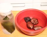 A picture of step 2 of Ultra-simple Dried Shiitake Mushroom Soup.