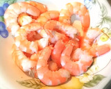 Foto del paso 1 de la receta: Ensalada de marisco y frutas en salsa cóctel