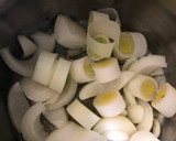 Foto del paso 2 de la receta: Caldo de merluza y gambones