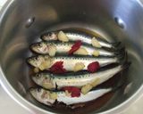 A picture of step 2 of Tender Sardines Simmered in a Pressure Cooker with Pickled Ume and Vinegar.