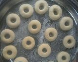 Foto langkah ke 5 dari resep Donat white ring dengan glaze sederhana.